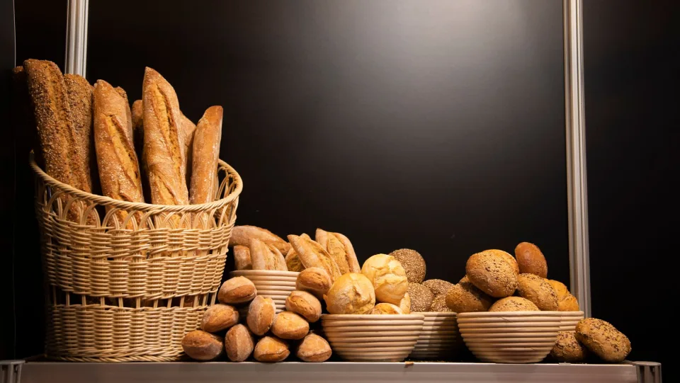 Khay bánh mới ra lò tại Bánh Mì Thịnh Nam
